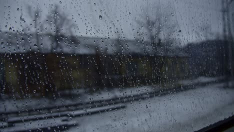 Wenn-Ich-Aus-Dem-Fenster-Schaue,-Regnet-Es-Und-Kleine-Wassertropfen-Kleben-Am-Glas