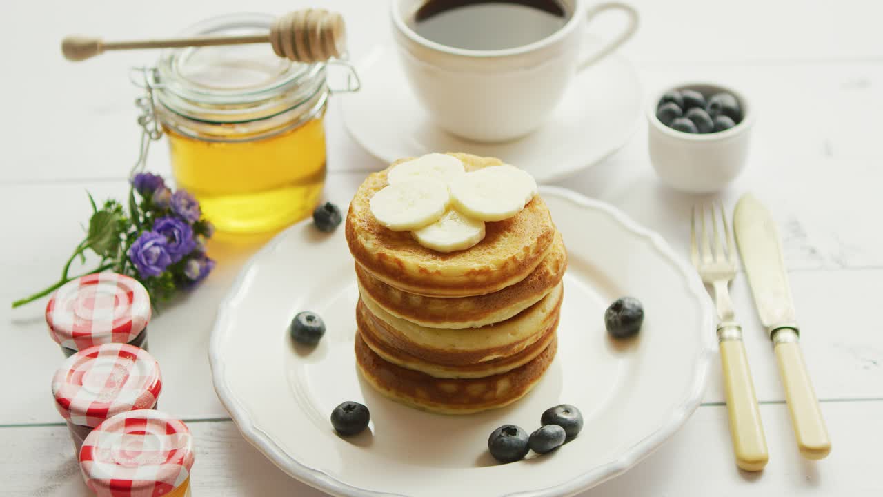 바나나와 딸기 조각을 곁들인 팬케이크