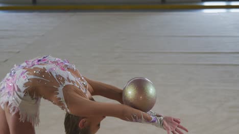 gimnasta adolescente actuando en el salón de deportes