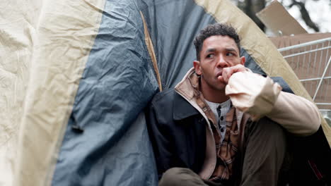 hombre sin hogar comiendo