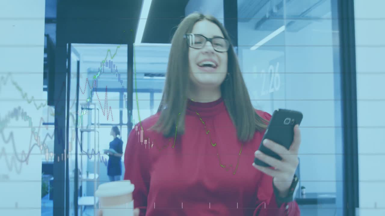 animación de datos financieros sobre una mujer de negocios caucásica con café y teléfono inteligente en la oficina