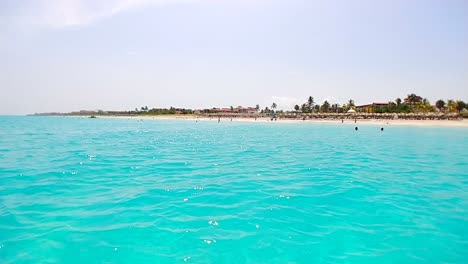 Grandioser-Ausblick-Vom-Katamaran-Auf-Das-Karibische-Meer-Im-Hintergrund-Die-Wunderschönen-Kubanischen-Strände