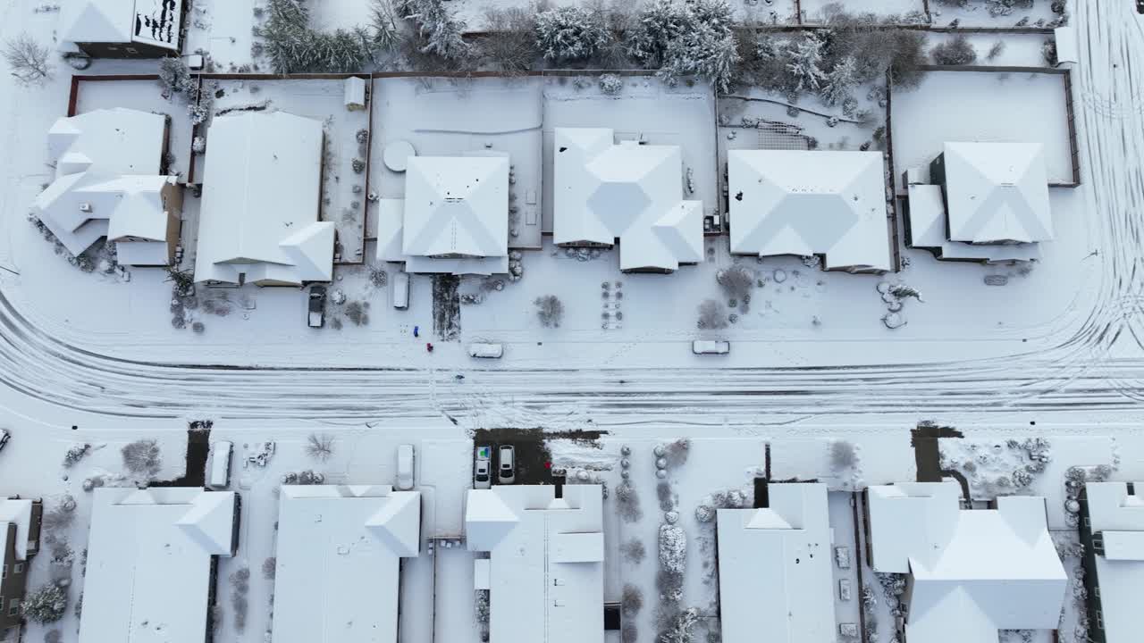 vista de pájaro de las casas cubiertas de nieve blanca