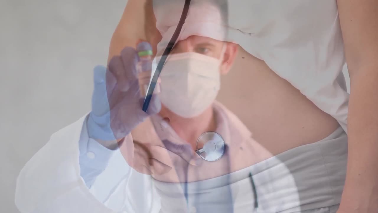 animación de un médico que sostiene la vacuna contra la covid-19 sobre una mujer embarazada