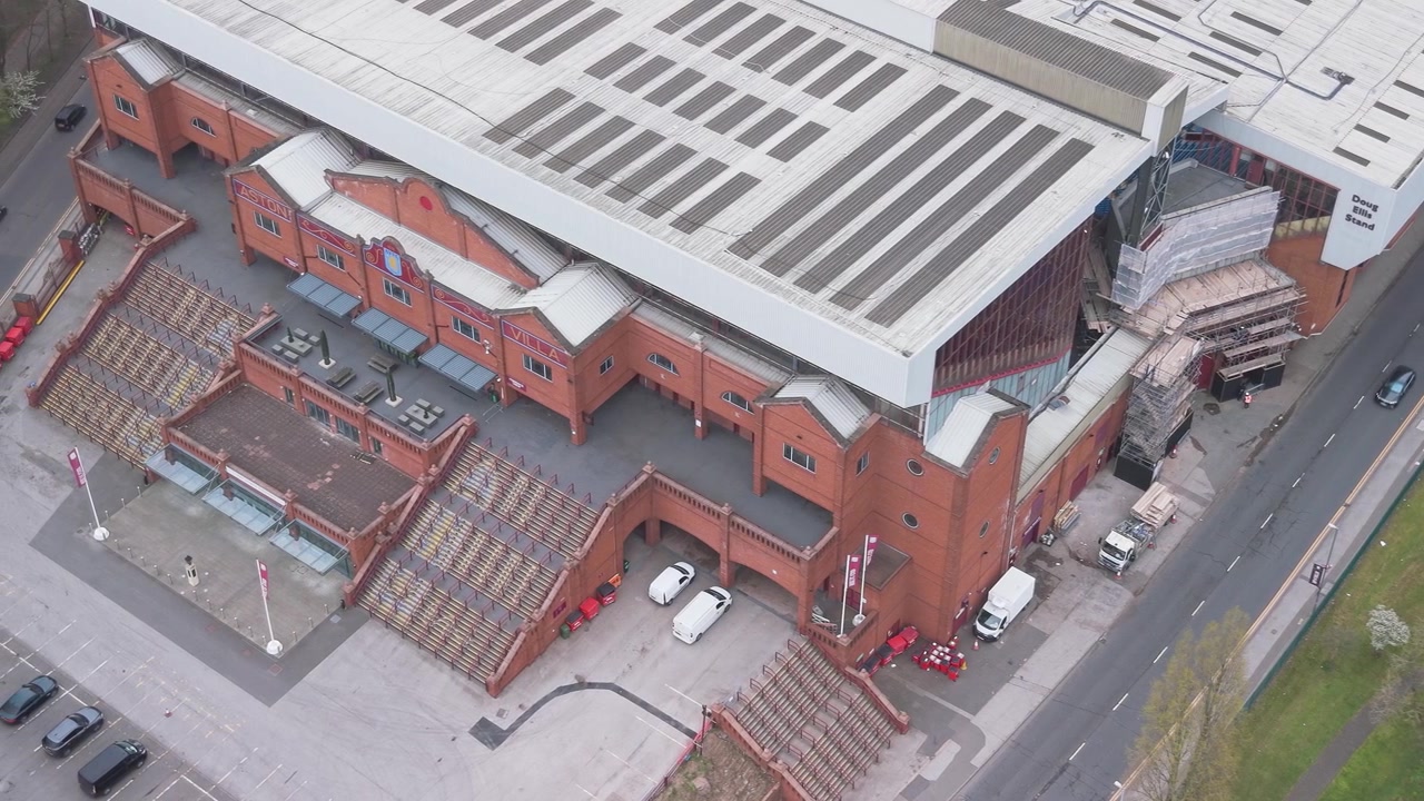Vista aérea del estadio del Aston Villa F.C. en Birmingham, Reino Unido, mostrando el exterior de ladrillo rojo y las carreteras circundantes
