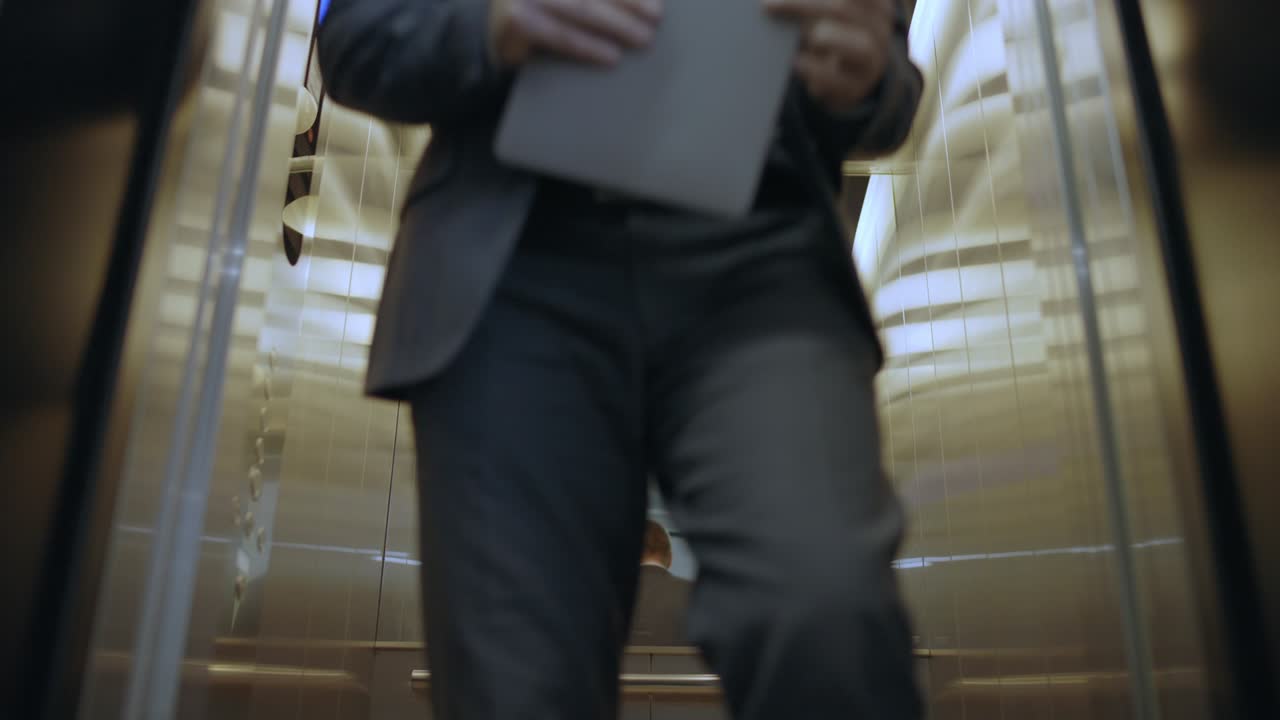 empleados corporativos hablando y saliendo del ascensor, atmósfera en el edificio de oficinas