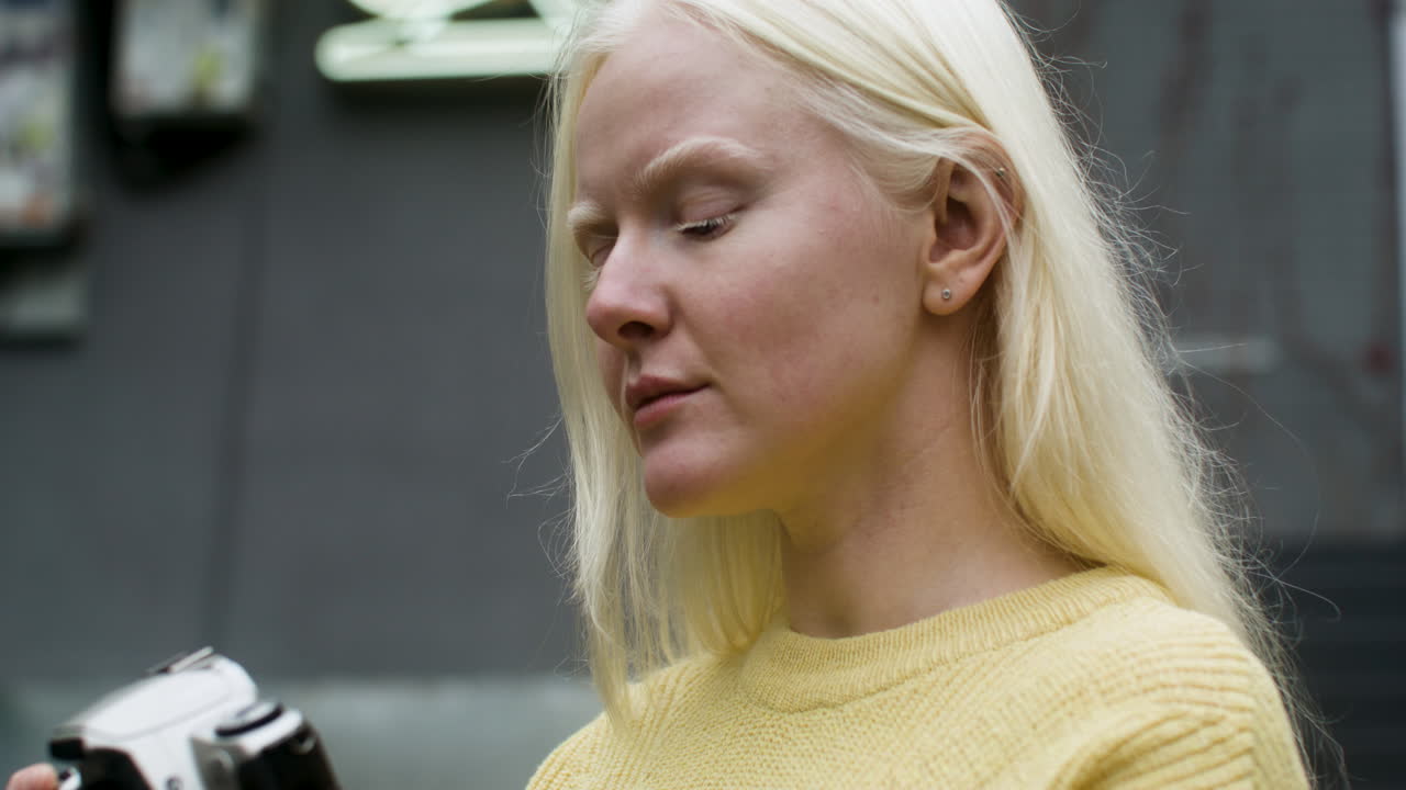 женщина с профессиональным фотоаппаратом