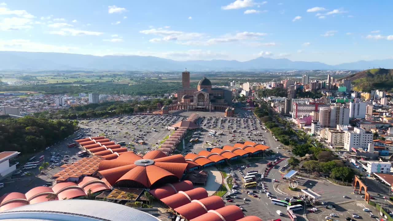 브라질 상파울로에 있는 아페레시다 성당 (cathedral basilica of the national shrine of our lady of aparecida) 의 드론으로 찍은 사진.