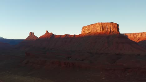 Moab,-Utah-Cliffs-during-Golden-Hour,-Drone-Parallax-Shot