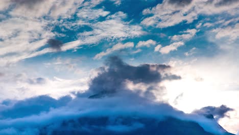 Wunderschöne-Wolken-In-Bewegung-Im-Zeitraffer-über-Den-Bergen-Norwegens