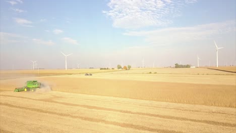 Un-Agricultor-Del-Medio-Oeste-Cosechando-Un-Campo-De-Soja-Con-Una-Cosechadora,-Un-Tractor-Y-Un-Vagón-De-Barrena