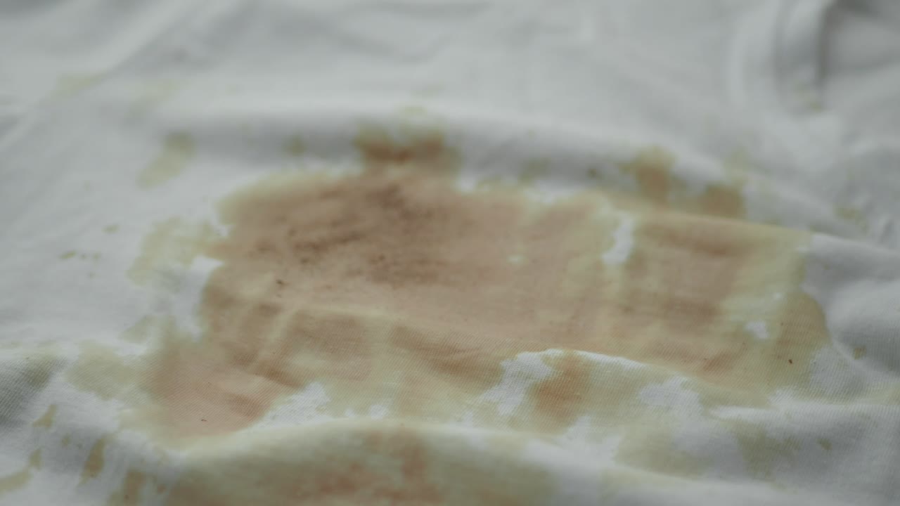 una camisa blanca con una mancha de café.