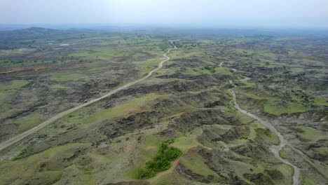 al anochecer, el desierto se transforma en un reino de encanto mientras el cielo se enciende con colores ardientes de naranja y rosa
