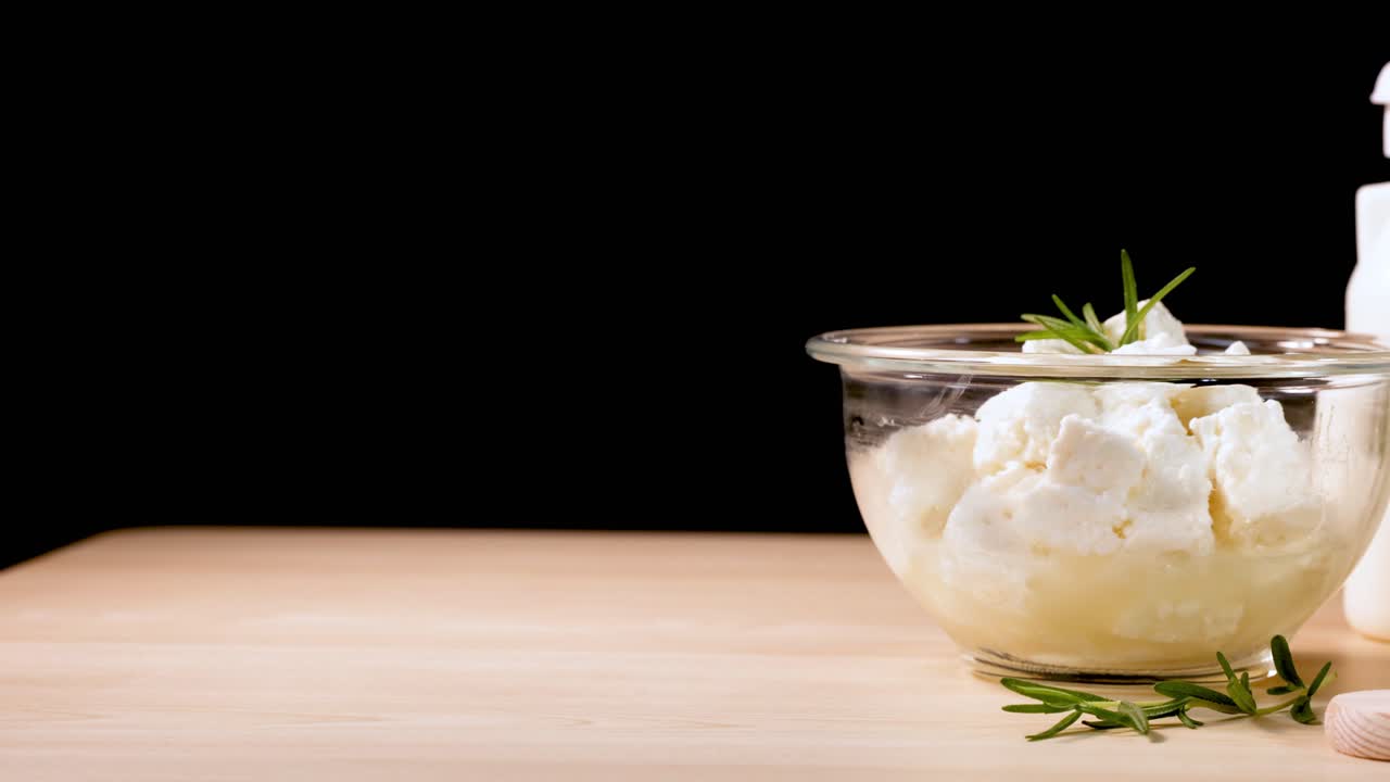 различные молочные продукты, выставленные на деревянной поверхности