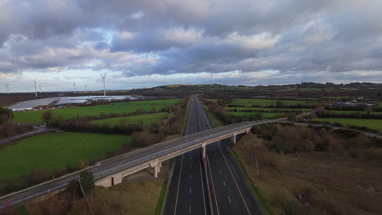 Vista aerea dell'autostrada M7 a Tipperary, Irlanda, sotto un cielo nuvoloso