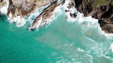 Olas-Del-Océano-Rompiendo-En-La-Costa-Rocosa-De-Noosa-Heads,-Queensland,-Australia