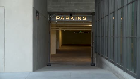 Plano-Medio-De-La-Entrada-De-Un-Estacionamiento-De-La-Ciudad