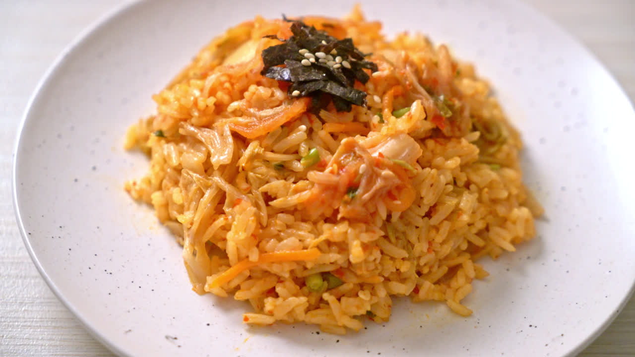 arroz frito kimchi con algas y sésamo blanco - estilo de comida coreana