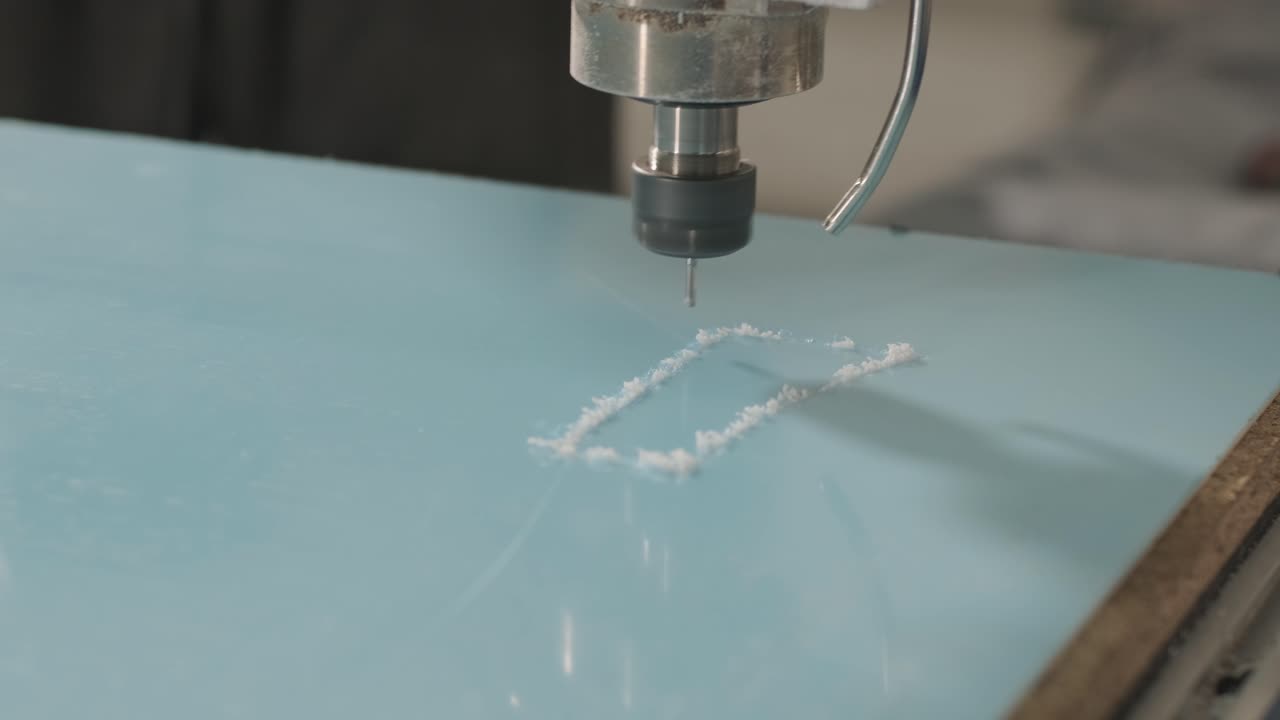 cnc 절단 기계 작업, 아크릴 플라스틱 시트를 절단, 광고 표지판의 생산