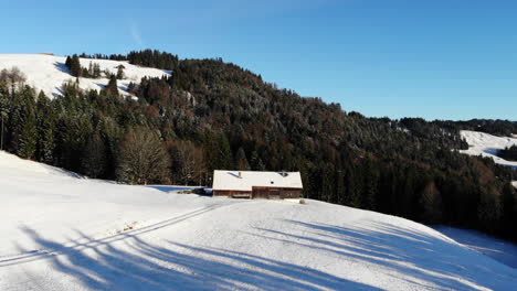 Flächenaufnahmen-Eines-Alten-Bauernhauses-In-Schwarzenberg,-Bregenzerwald