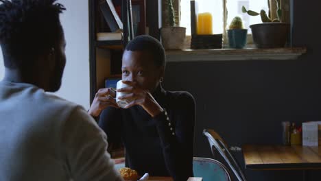 pareja interactuando entre sí mientras toman café en el café 4k