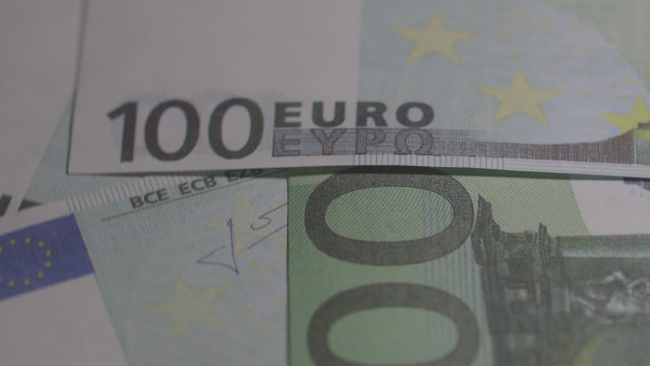 100유로 지폐는 원으로 회전합니다.