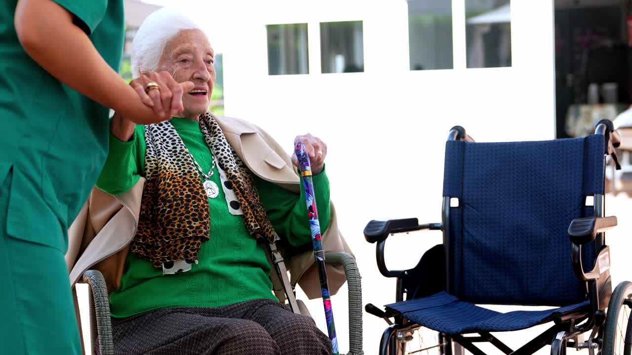 Anziana signora assistita da un assistente