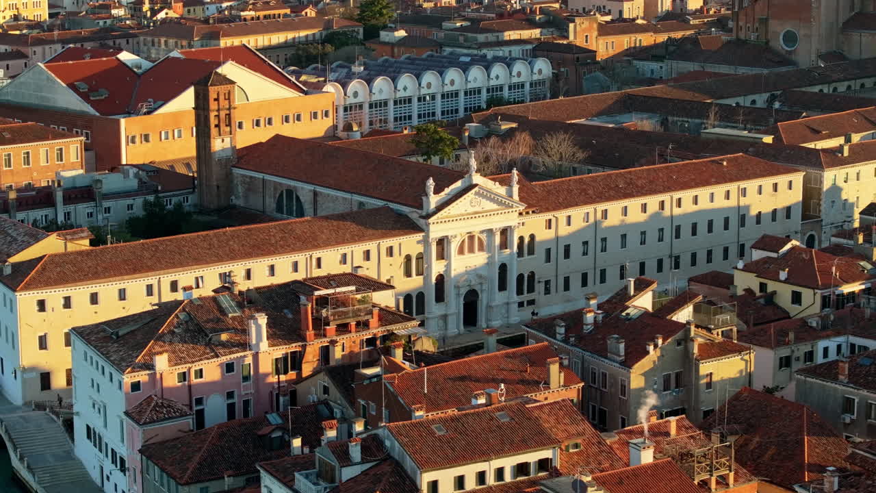 Vista aerea con drone degli edifici a Venezia, Italia