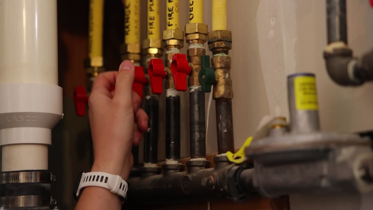 dueño de casa examinando tuberías y plomería de su casa