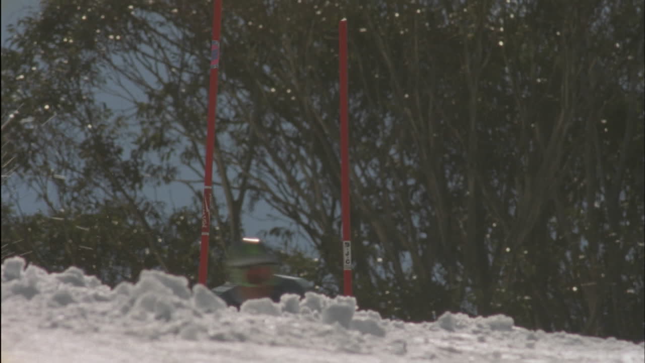 esquiador alpino corriendo un curso cuesta abajo 7