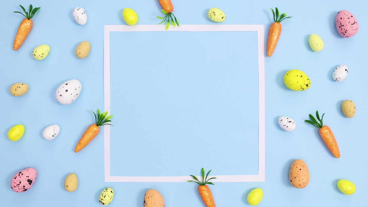 patrón creativo de pascua con huevos y zanahorias y copiar la fama del espacio en un fondo azul pastel brillante.