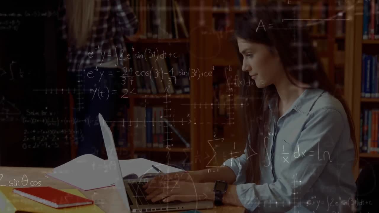animación de una mujer trabajando en su computadora portátil en la biblioteca contra cálculos