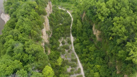 Top-Down-Aerial-View-of-Horseshoe-Bluff-Hiking-Trail-in-Eastern-Iowa