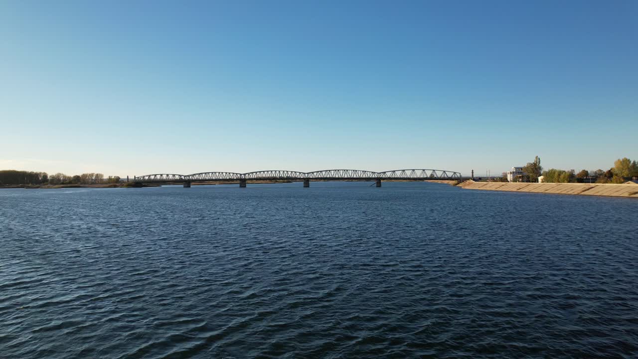 다리를 향해 물 근처에서 비행하는 드론