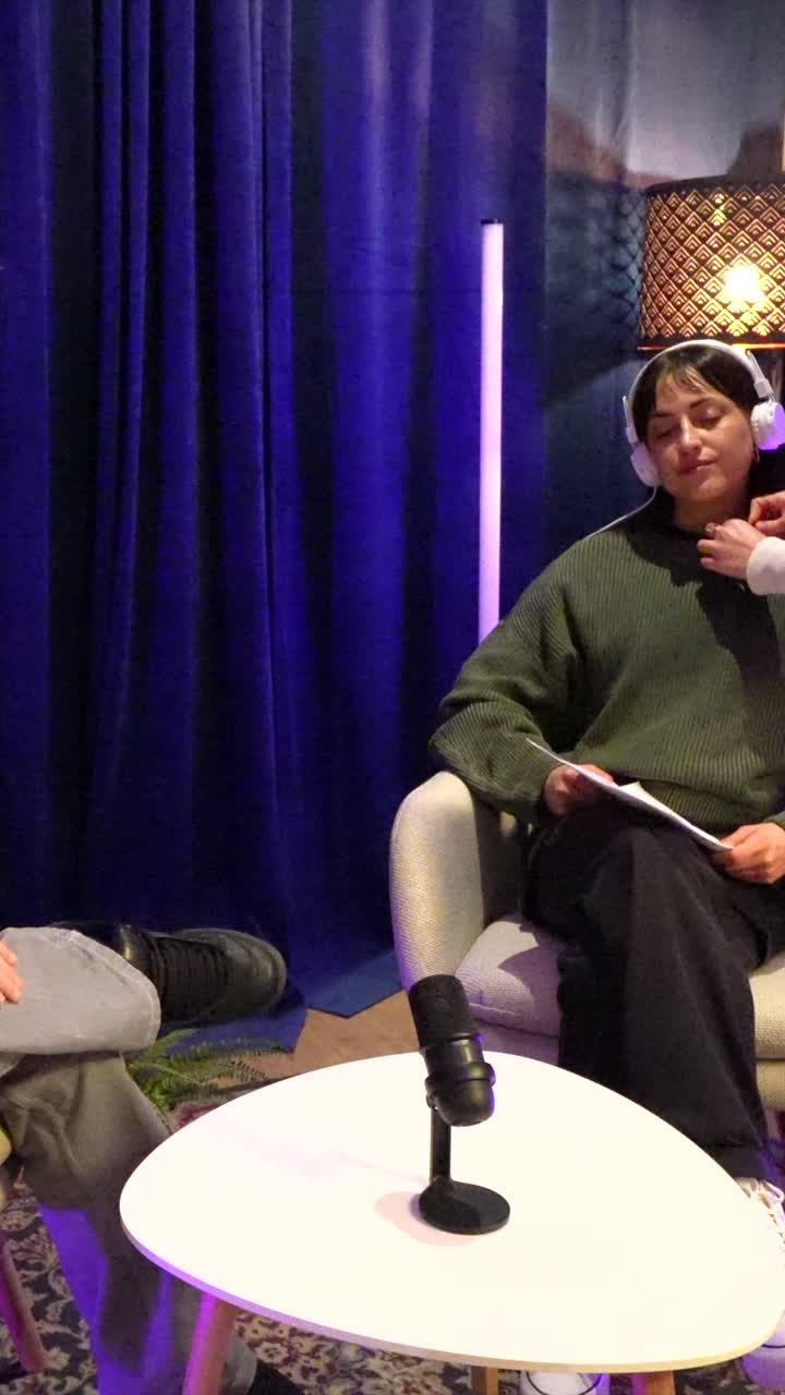Folk, der forbereder sig til et podcastinterview i et moderne studie