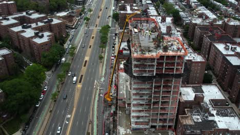 Nueva-Construcción-De-Gran-Altura,-Desarrollo-En-Queens-Blvd,-En-Cloudy-Ny---Vista-Aérea