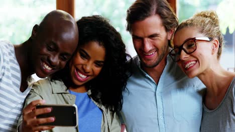 Grupo-De-Amigos-Tomándose-Selfie-Desde-Un-Teléfono-Móvil