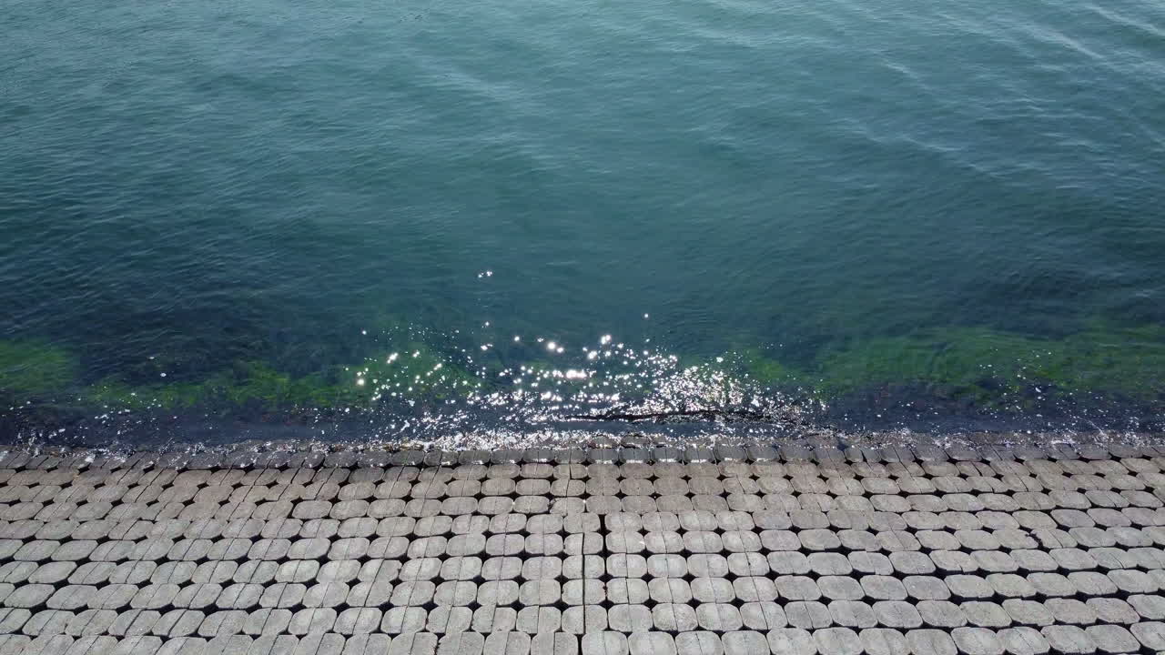 잔잔한 물이 있는 해안 은행, 슬로우 모션 공중 촬영