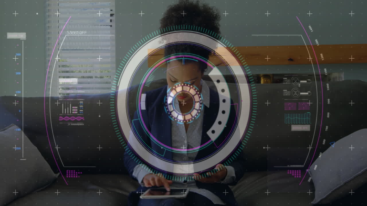 animación de procesamiento de datos y escaneo de alcance sobre mujer biracial usando teléfono inteligente