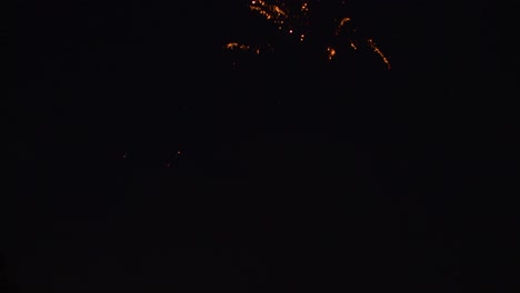 imágenes aéreas de arriba hacia abajo de fuegos artificiales disparados el 4 de julio