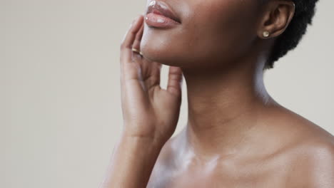 mujer afroamericana con cabello corto y oscuro en fondo gris con espacio de copia, cámara lenta