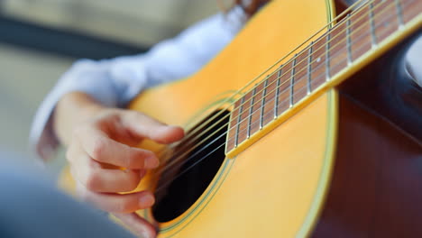 Mano-De-Adolescente-Tocando-La-Guitarra.-Músico-Femenina-Aprendiendo-A-Tocar-La-Guitarra