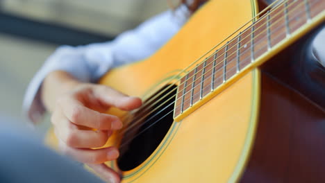 Teenager-Mädchenhand,-Die-Gitarre-Spielt.-Musikerin-Lernt-Gitarre-Spielen