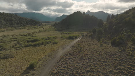 Atemberaubende-Überführung-Aus-Der-Luft-Nach-Einer-Unbefestigten-Straße,-Die-Durch-Die-Wunderschöne-Landschaft-In-Argentinien-Führt