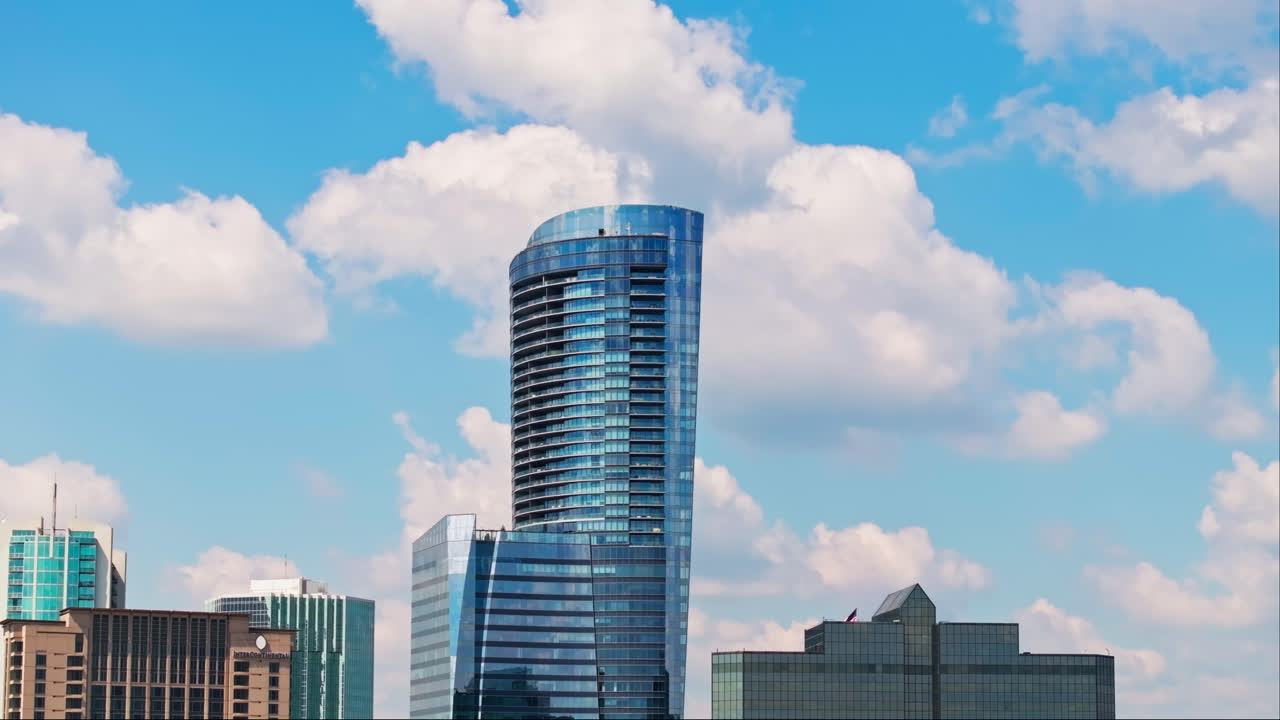 애틀랜타 시의 현대적인 마천루 건물을 보여주는 넓은 사진