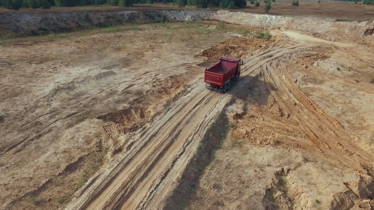 camioneta roja en una cantera