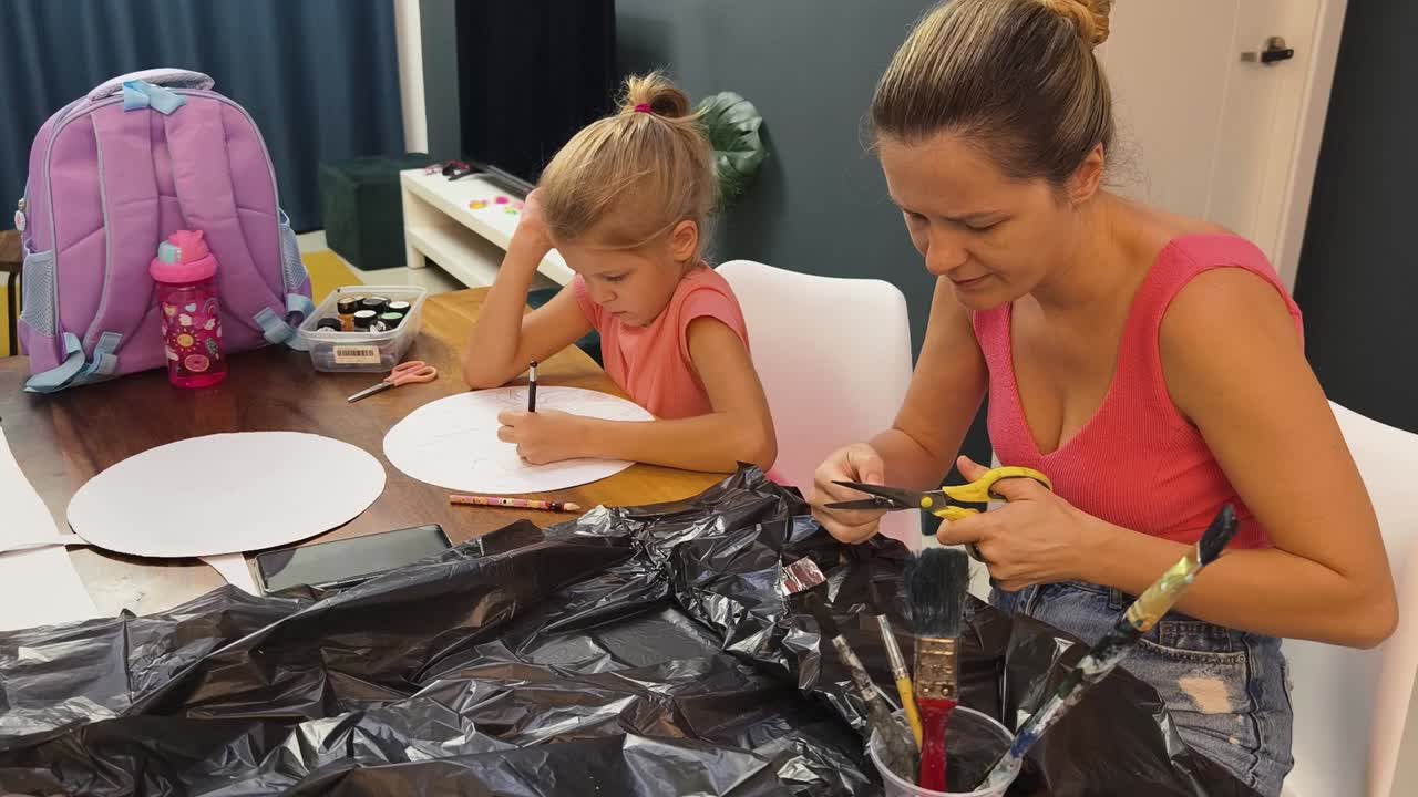 madre e hija haciendo manualidades en casa