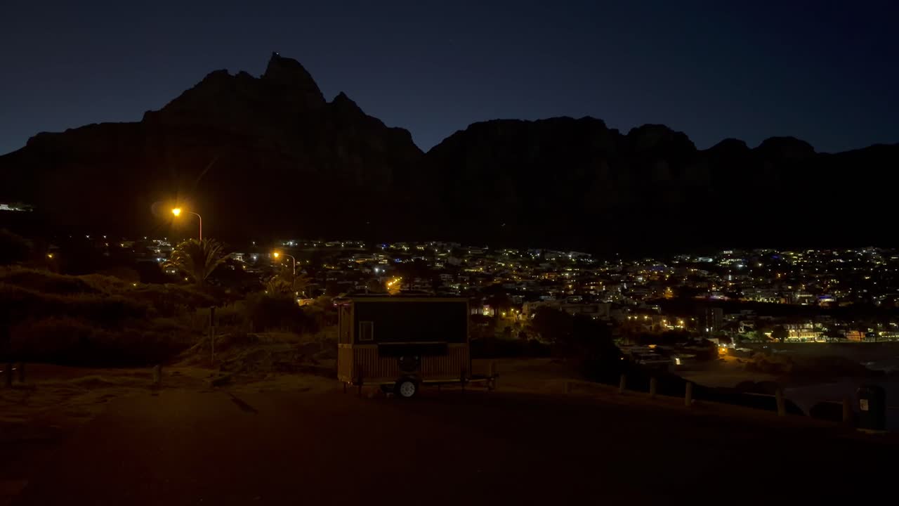 Camps Bay all'alba, a Città del Capo, Sudafrica