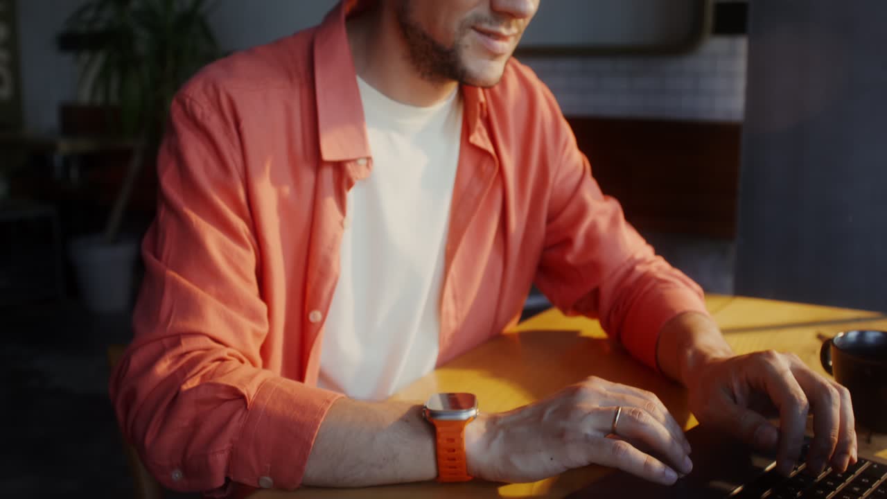 Man working on laptop in a cafe