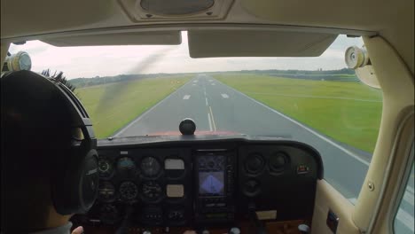 Hombre-Asiático-Aterrizando-Un-Pequeño-Avión-Cessna-172,-Fuertes-Vientos-Antes-De-Tocar-La-Pista,-Aterrizaje-Inestable